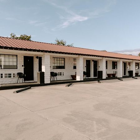 The Cowboy Motel Camp Wood ภายนอก รูปภาพ