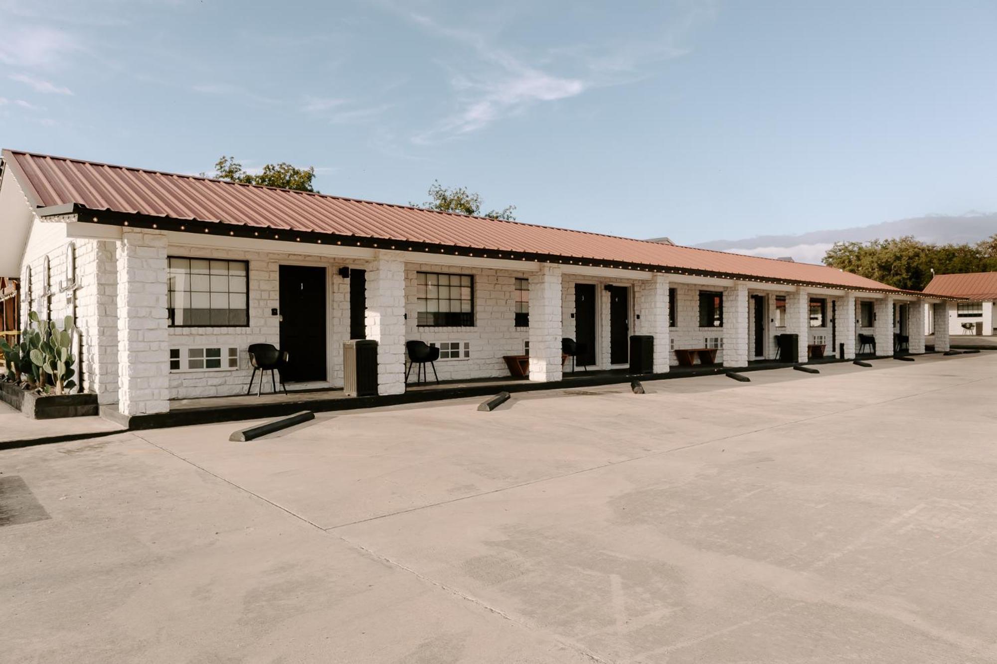 The Cowboy Motel Camp Wood ภายนอก รูปภาพ